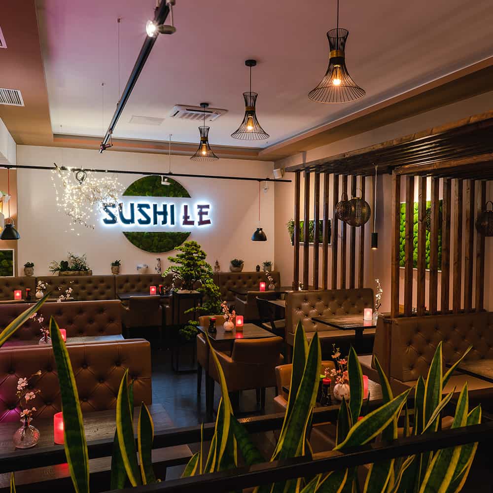 Innenraum des Sushi Le Restaurants mit warmer Beleuchtung